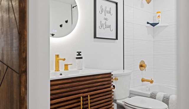 Pet-Friendly Luxury Retreat: Two Bedroom, Two Bathroom Oasis with King Beds.