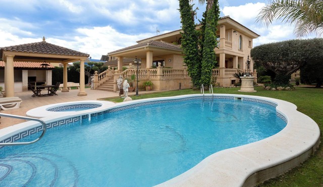 Pet Friendly Luxury Villa Rumoholidays with Pool, Terrace & Wi-Fi