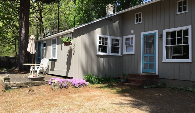 Pet Friendly! Maine cottage just 3 blocks to lovely Long Sands beach - sleeps 8.