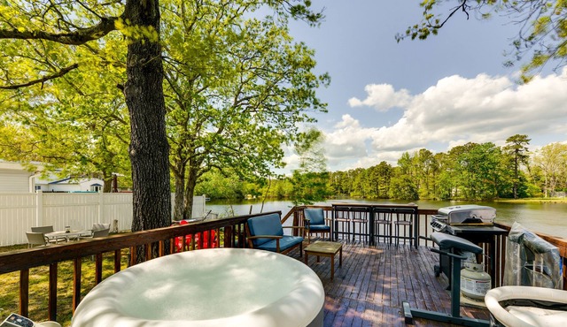 Pet-Friendly Mays Landing Vacation Rental on Lake!