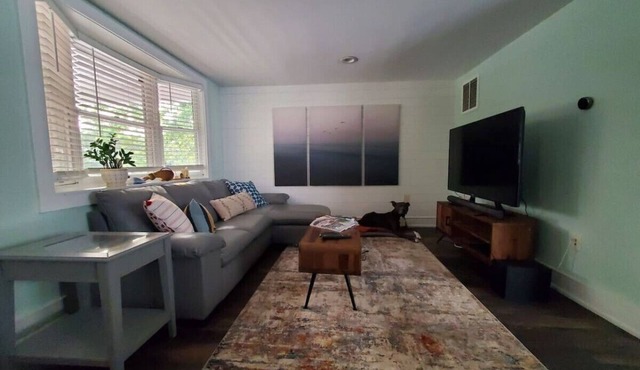 Pet friendly minutes to beach!