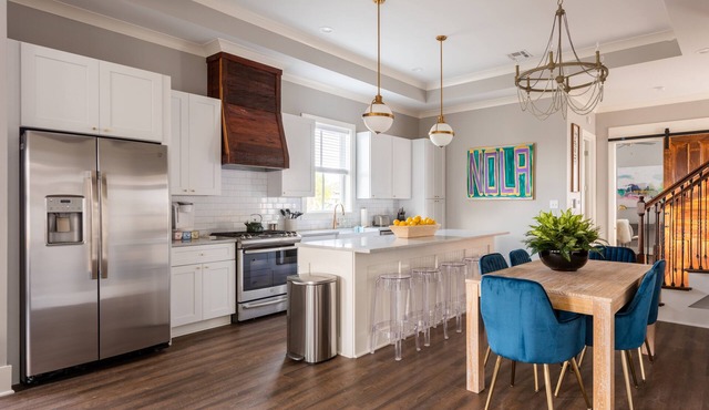 Pet-Friendly Mid-City beauty near streetcar line!