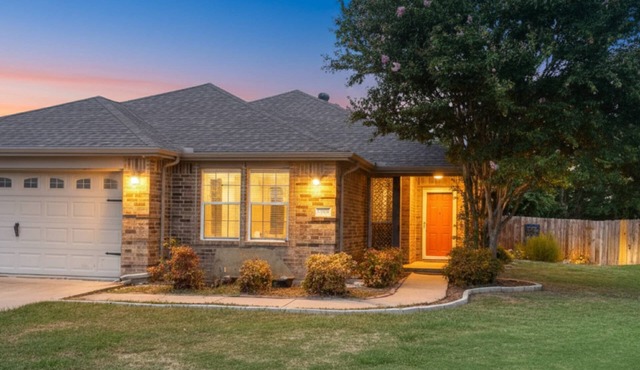 Pet-Friendly Midlothian Home Near Wedding Venues – Large Yard, Patio and Smart TVs for Relaxation!