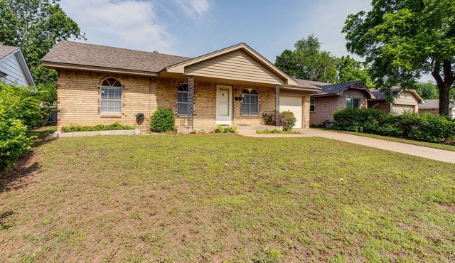 Pet-friendly Midwest City Home, 10 Mi to Dtwn Okc!