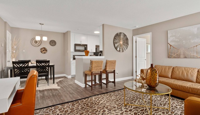 🐕Pet friendly ❤Midwest Desert🏜/2 bed 2 bath/ Pool/ 1st Floor