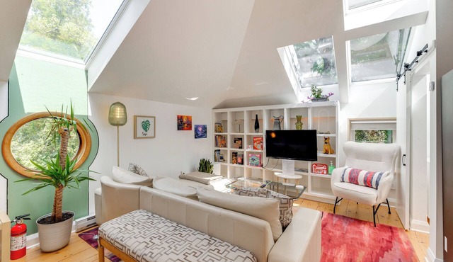 Pet-Friendly Minneapolis Studio: Walk to Lake!