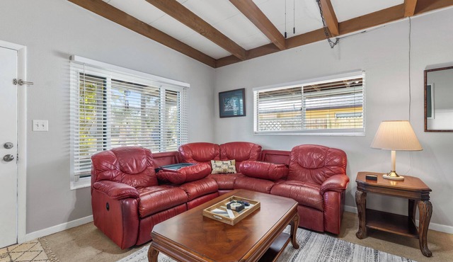 Pet Friendly. Minutes to Beaches. Charming 2-bedroom house in adorable Sarasota.