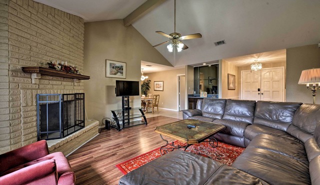 Pet-Friendly Missouri City Home w/Fenced-In Yard!