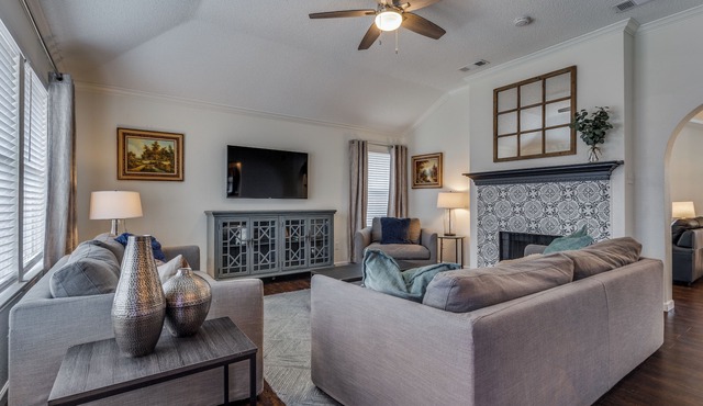 Pet-friendly modern SFH in peaceful neighborhood
