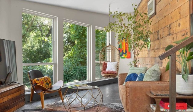 Pet-Friendly Modern Stay by Downtown & Airport