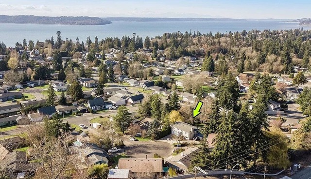 Pet Friendly Modern living space blocks from the Puget Sound.