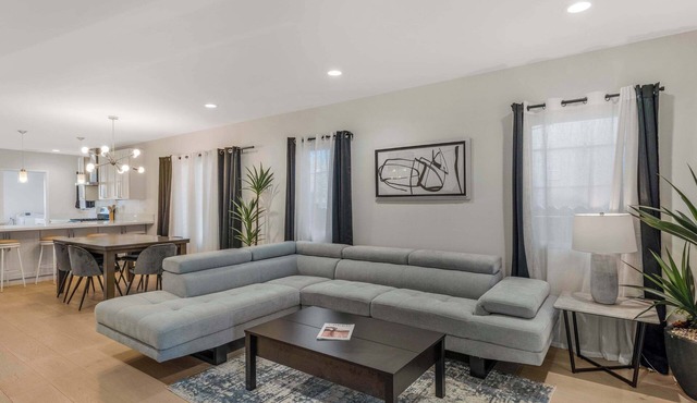 Pet Friendly, Modern, Mins to Retro Row & Beach