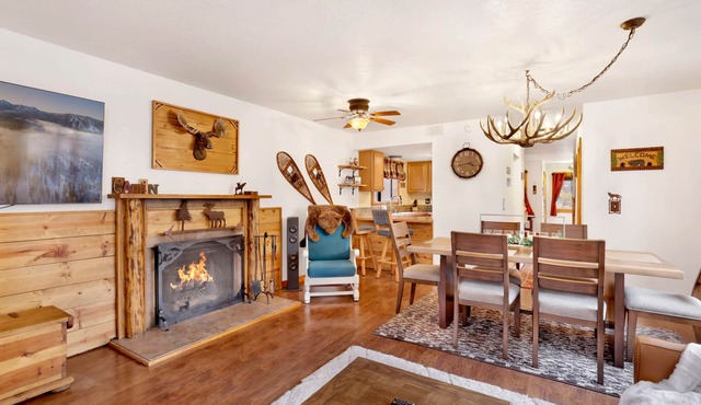 Pet-Friendly Mountain Lodge: 2 En-Suites, Gas Fireplace & Large Deck