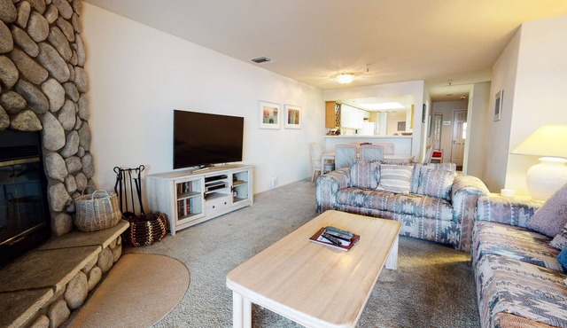 Pet-Friendly, Mountain Views, Private Washer/Dryer, Minutes from Lakes Basin