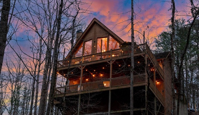 Pet Friendly Mountain Chalet - Hot Tub & Game Room