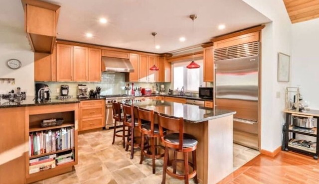 Pet friendly mountain house, stunning views, chefs kitchen, mins to Hunter/Windm