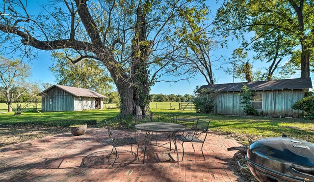 Pet-Friendly Navasota Ranch House w/ Arcade!