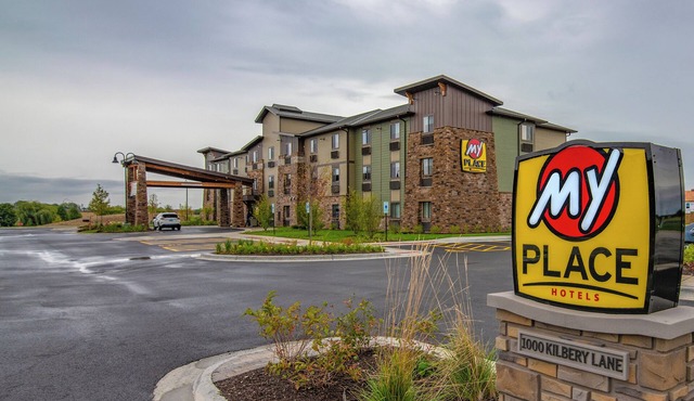 Pet-Friendly North Aurora Getaway | Fully Equipped Kitchen & Free Parking