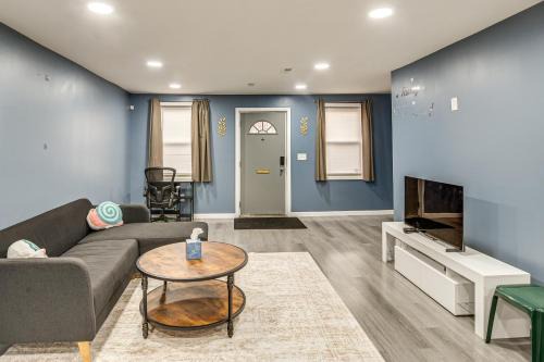 Pet Friendly! NW Philly Rowhouse with Fenced Yard!