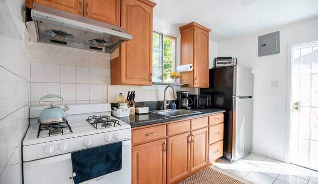 Pet-Friendly Oasis near LA's Heart: Newly Remodeled, with King Bed, Gated Parking, and Lightning-Fast Internet - Pure Luxury!