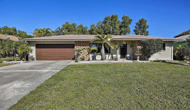 Pet-Friendly Oasis w/Deck & Fire Pit in Bokeelia!
