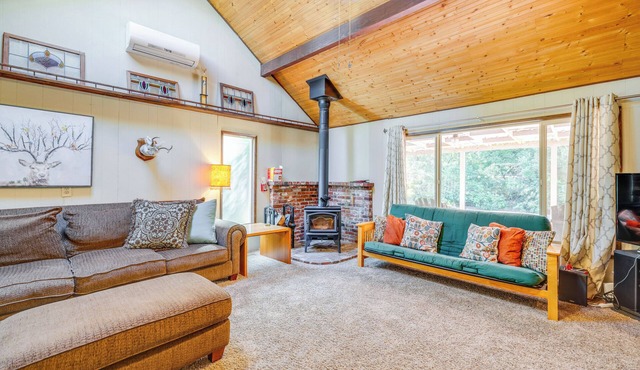 Pet-Friendly Ocean Park Rental w/Outdoor Fire Pit
