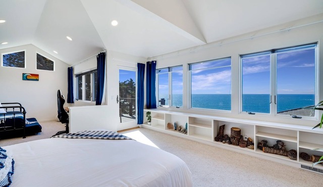 Pet-friendly Oceanfront Retreat w/King Beds & Hot Tub!