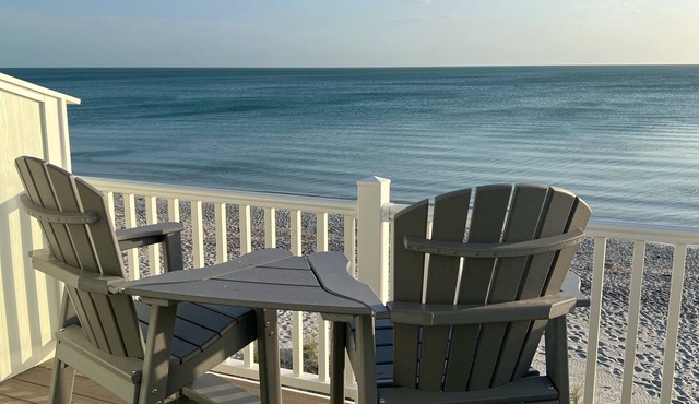 Pet friendly, on the beach, paddle boards, kayaks, bikes, pool closed til 12/31