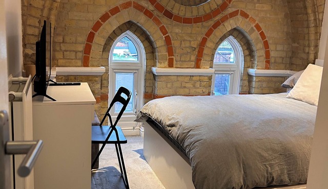 Pet-Friendly, One-Bed Flat, Near Chertsey Station, Free On-Street Parking