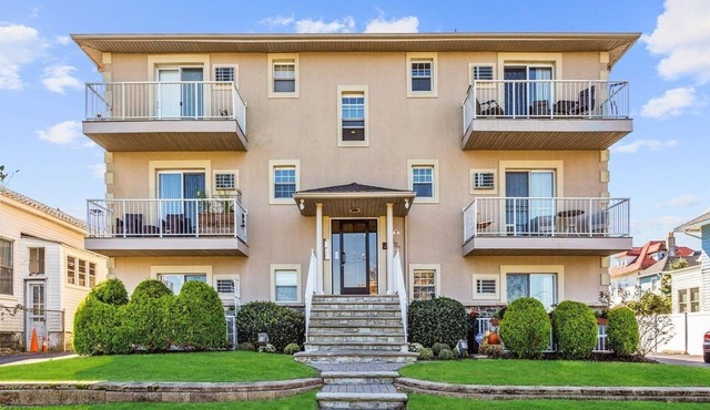 Pet Friendly-Outdoor Space-Parking-Chef's Kitchen-2 blocks to the Beach