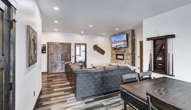 Pet Friendly Outdoor Enthusiast's Retreat. Walk to Lake Dillon!