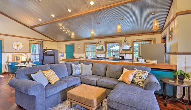 Pet-Friendly Outdoor Paradise with Grill, Decks