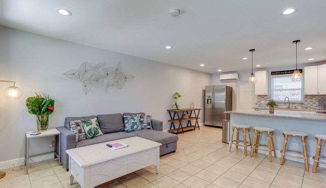 Pet-Friendly Palm Beach Pad - 1 Mi to the Ocean!