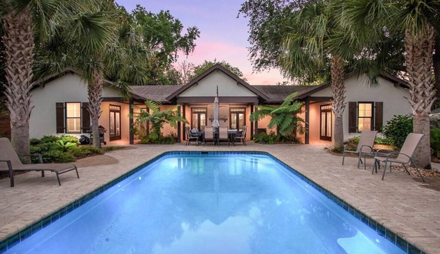 Pet Friendly! Private Getaway - Close to Village, Shopping & Restaurants!