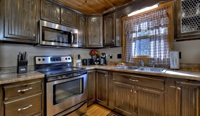 Pet-Friendly Paradise: 3-Bedroom Cabin with Hot Tu