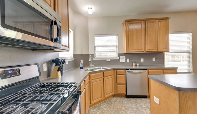Pet-Friendly Pearland Home w/Yard, Near Houston!