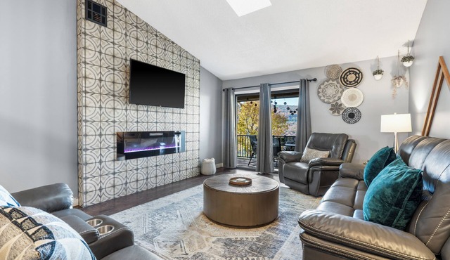 Pet-Friendly Penthouse at Pointe Royale w/view and West Elm furniture