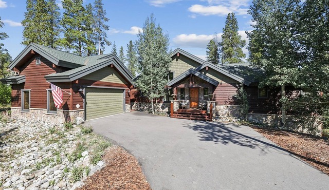 Pet Friendly- Pine Needle Lodge, a 4BR, 4.5BA retreat with hot tub, views, and sleeps 10.