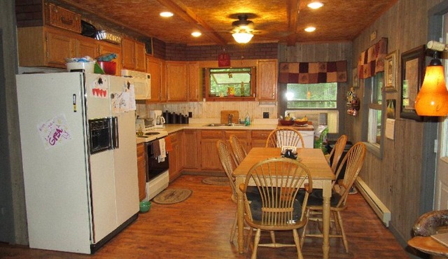 Pet friendly, Piney Grove! Beautiful lakeside, lake view, lake access cottage!