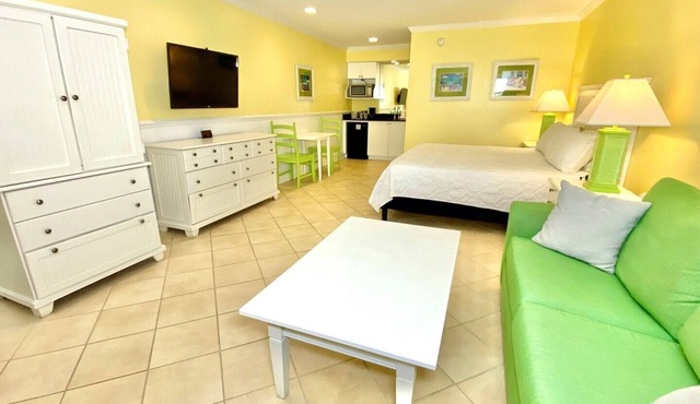 Pet-friendly - Pool - 3 Blocks to Beach! Unit 303