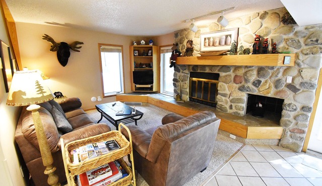 Pet Friendly! Pool, 2 Hot Tubs! Walk to Main St. Easy Drive to 6 Ski Areas