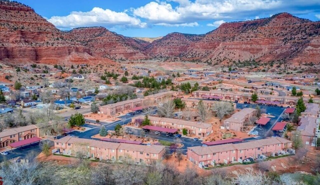 Pet Friendly pool and hot tub! Close to Zion!