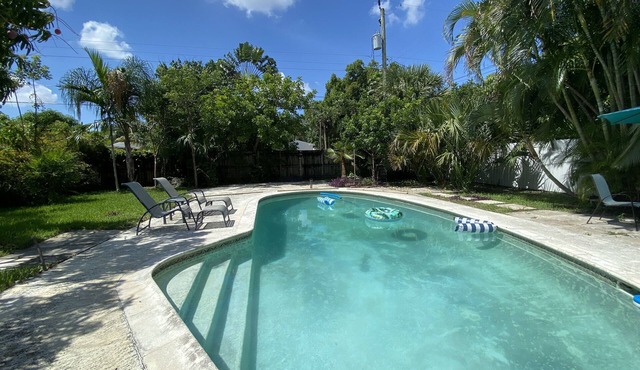 Pet friendly Pool Home in Hollywood Close to Beaches Airport Stadium Sleeps 6