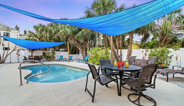 Pet-Friendly, Pool, Walk to The Holmes Beach With Incredible Sunsets