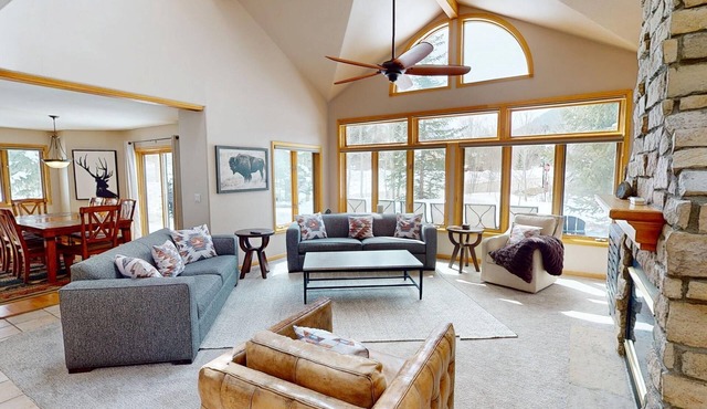 Pet Friendly, Private Hot Tub! Comfy, BIG Home. Garage. Near 6 Ski Areas
