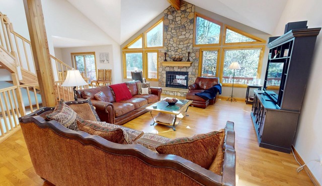 Pet Friendly, Private Hot Tub! 2 Living Areas. Easy Drive to 6 Ski Areas
