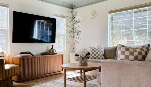 Pet Friendly-Private Hot tub! Fresh Remodel! Arcades! Grass Yard! Walk 2 Lake!