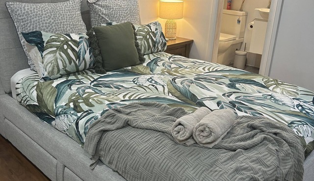 Pet friendly private studio, walking distance to lake