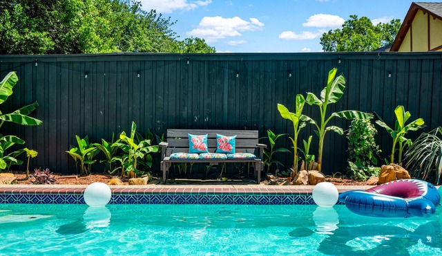 Pet Friendly, Private Backyard with Pool and Hot Tub close to all attractions
