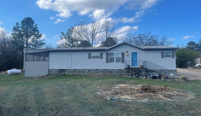 Pet friendly, private dock, 3 bedroom home in Porum, OK. Walk to Lake Eufaula.
